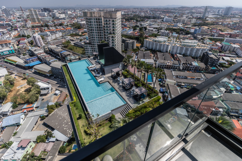Luxury 1 Bedroom Condo - ฿ 9.600,000 