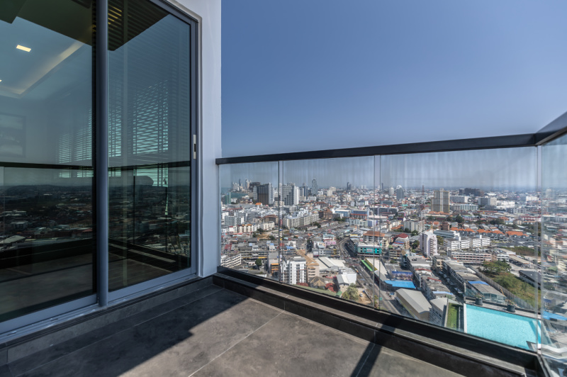 Luxury 1 Bedroom Condo - ฿ 9.600,000 