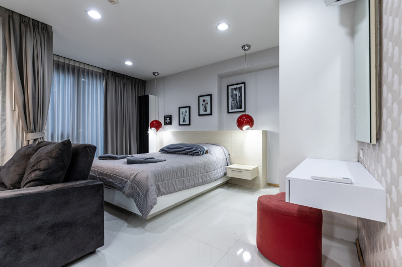 Spacious Studio with Pool Access - ฿ 2.500.000
