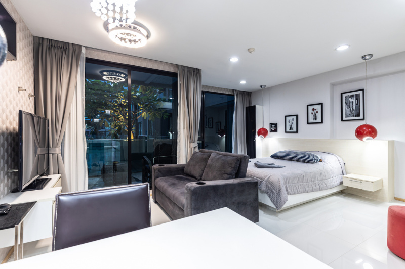 Spacious Studio with Pool Access - ฿ 2.500.000