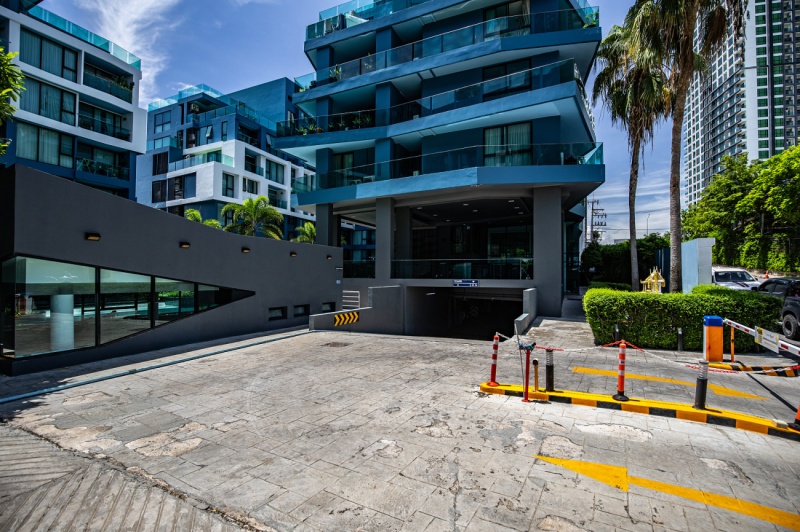 Spacious Studio with Pool Access - ฿ 2.500.000