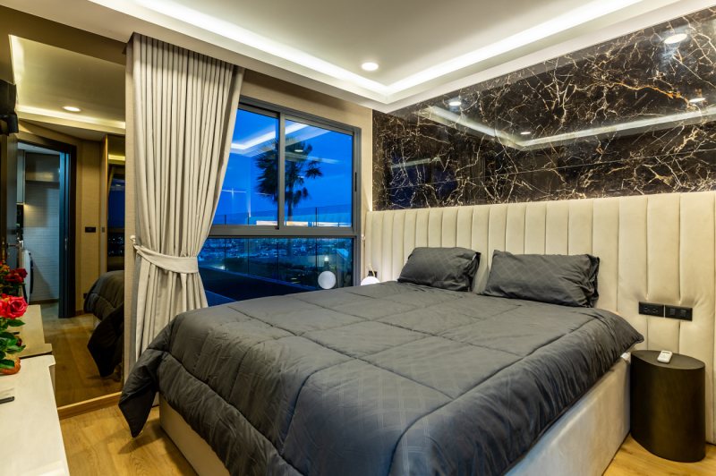 Luxury 1 Bedroom Condo - ฿ 8,900,000